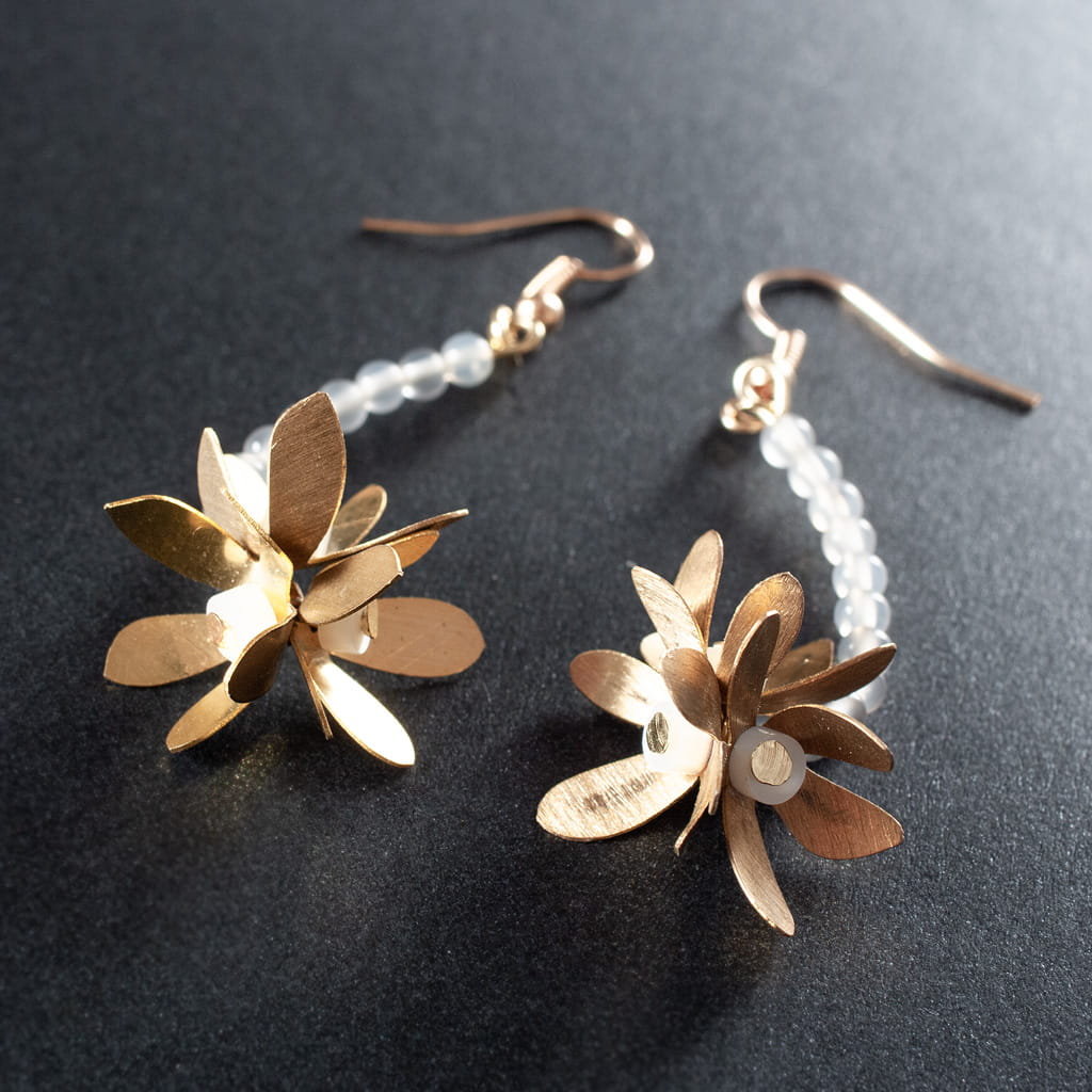 Kolczyki - kwiatki z białego agatu i mosiądzu.