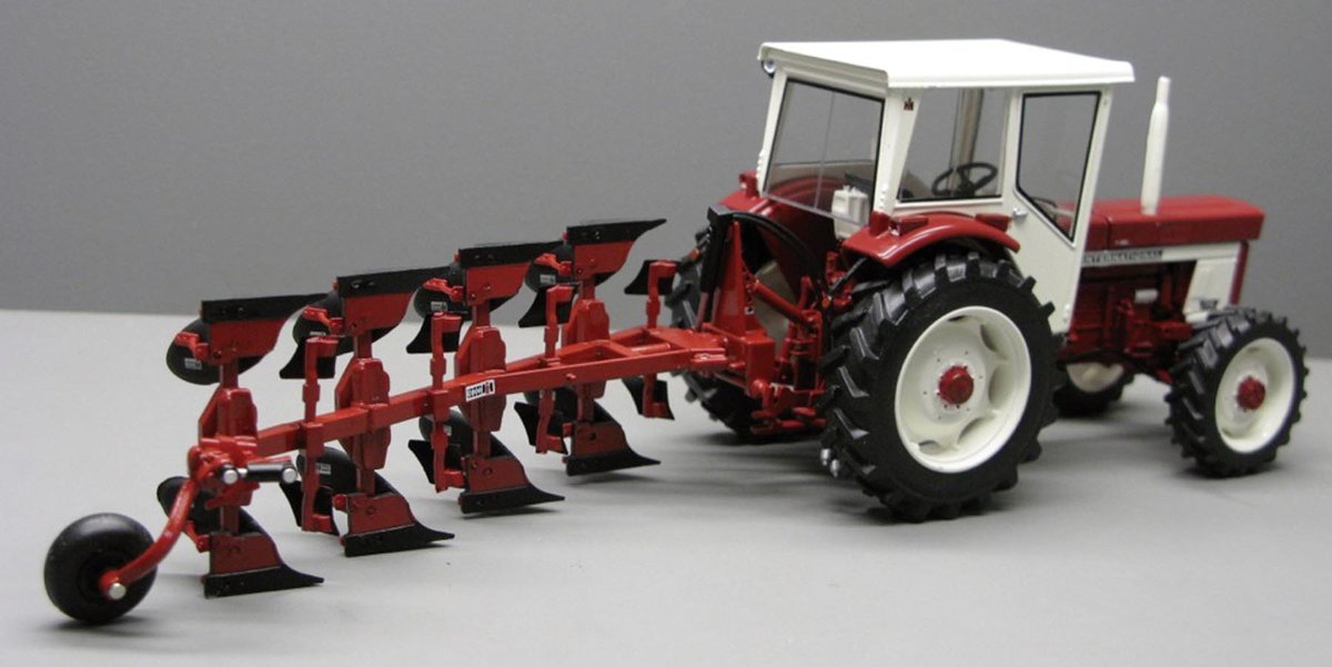 Metalowy model pługu IHC 155 4-skibowy 1:32