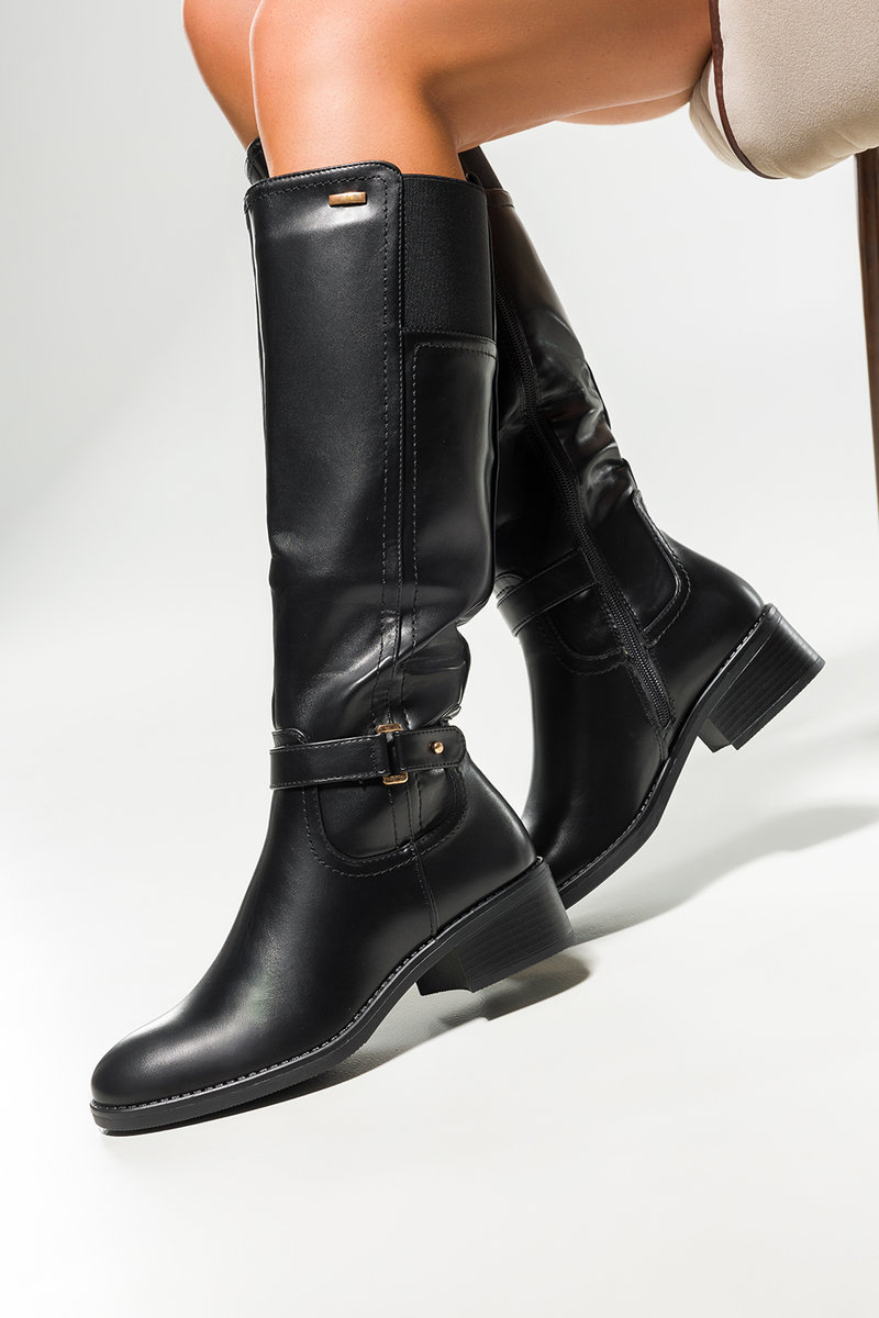 Czarne kozaki damskie na niskim klocku z ozdobą guma w cholewce Casu 68178-36