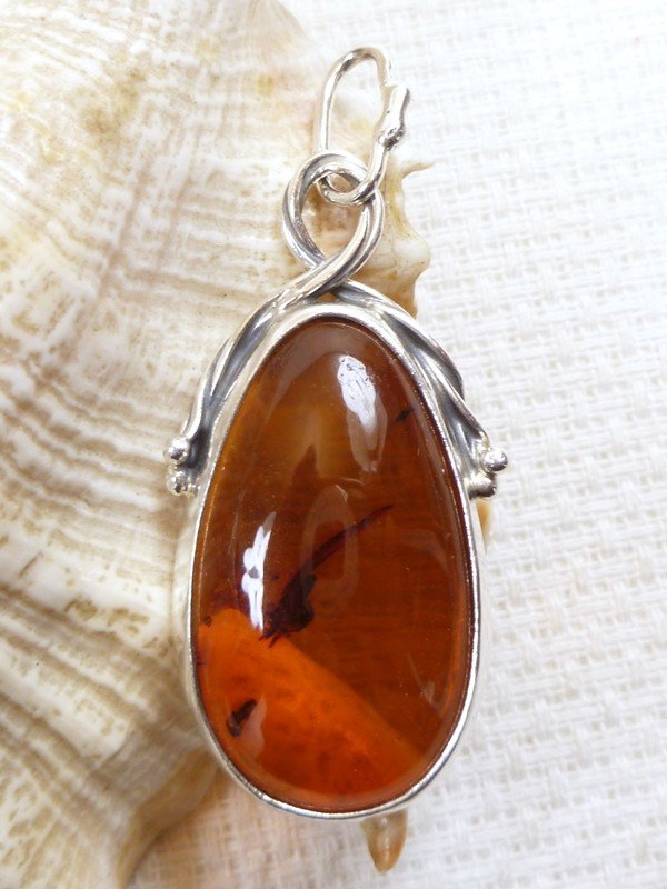 Wisiorek srebrny z bursztynem 607-11