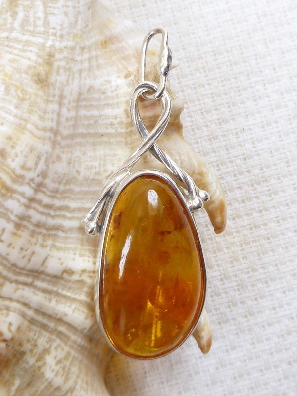 Wisiorek srebrny z bursztynem 607-6