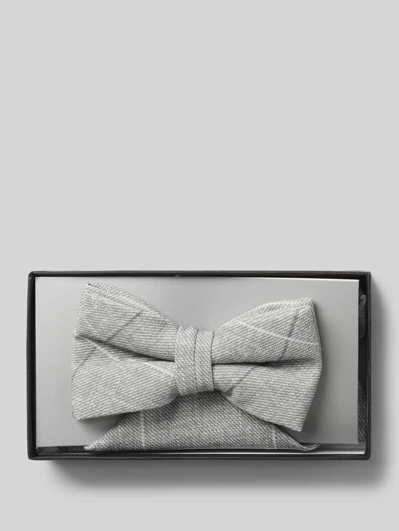 Mucha z zapięciem na haftkę