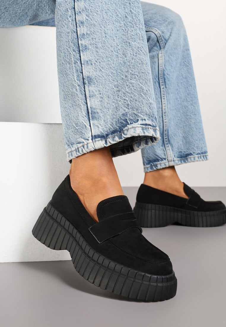 Czarne Mokasyny na Grubej Tłoczonej Podeszwie z Ozdobnym Paskiem Fonamia