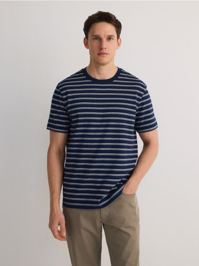 Reserved - T-shirt regular w paski - granatowy