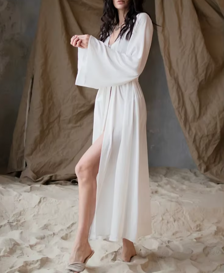 Satynowy szlafrok damski z długimi rękawami - Biały