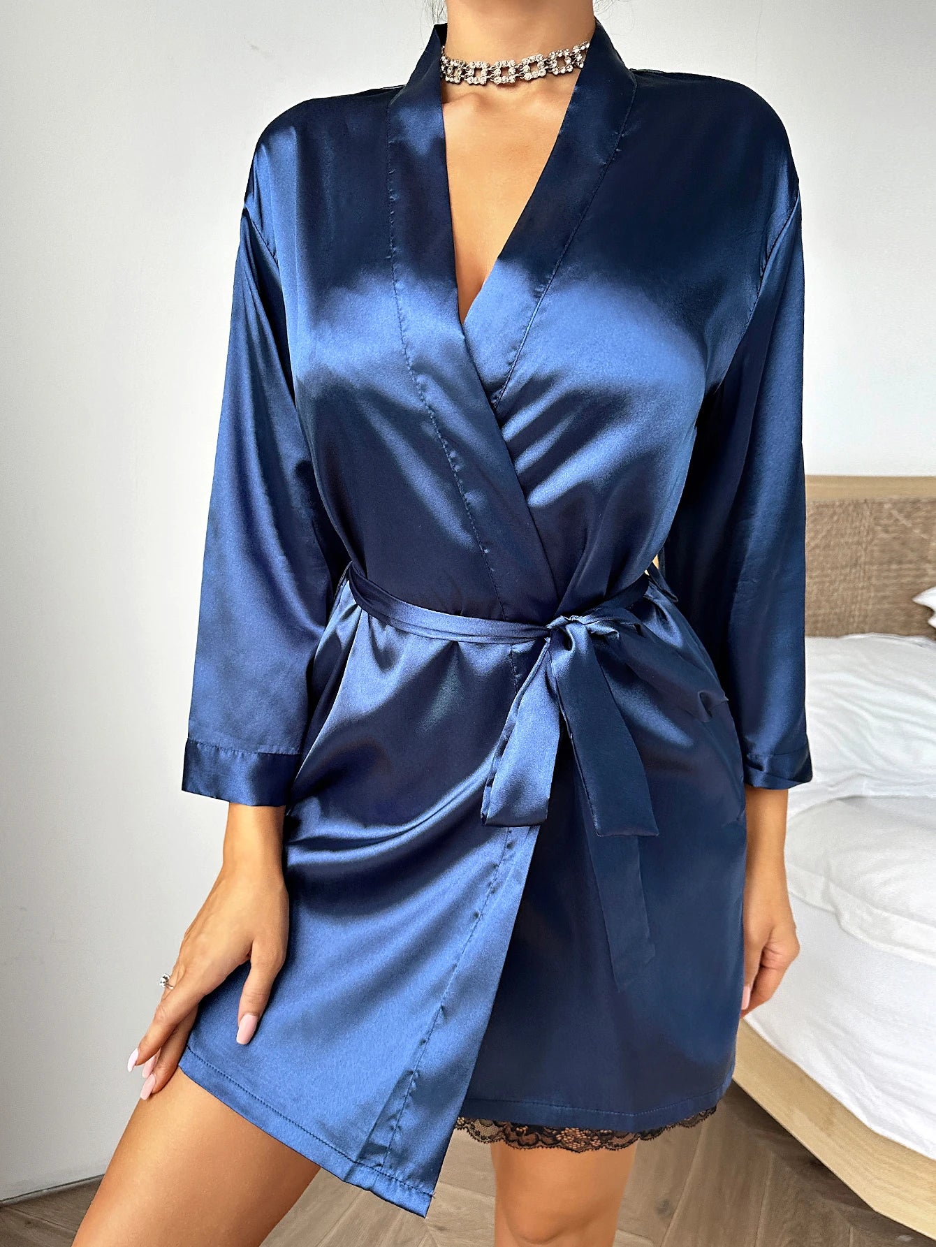 Krótki satynowy szlafrok damski z wiązaniem - Granatowy