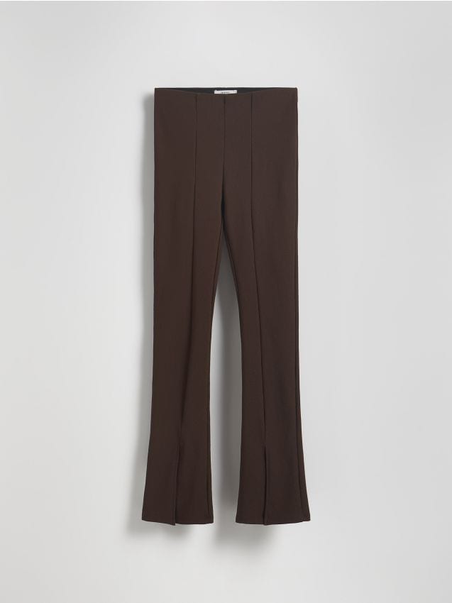 Reserved - Spodnie bootcut z przeszyciem - brązowy