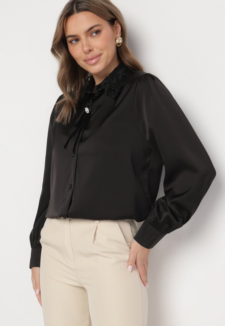 Czarna Koszula z Bufiastymi Rękawami Ozdobnym Kołnierzykiem i Broszką Gonadria