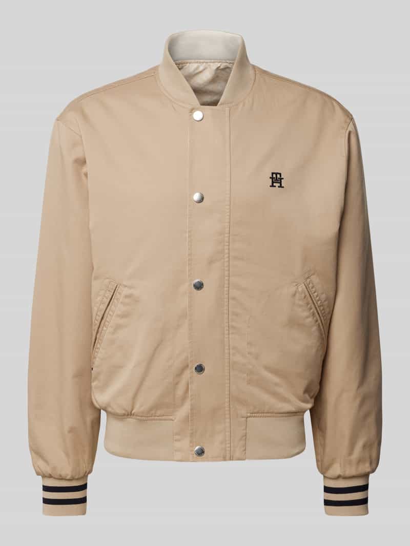 Bomberka z prążkowanymi wykończeniami