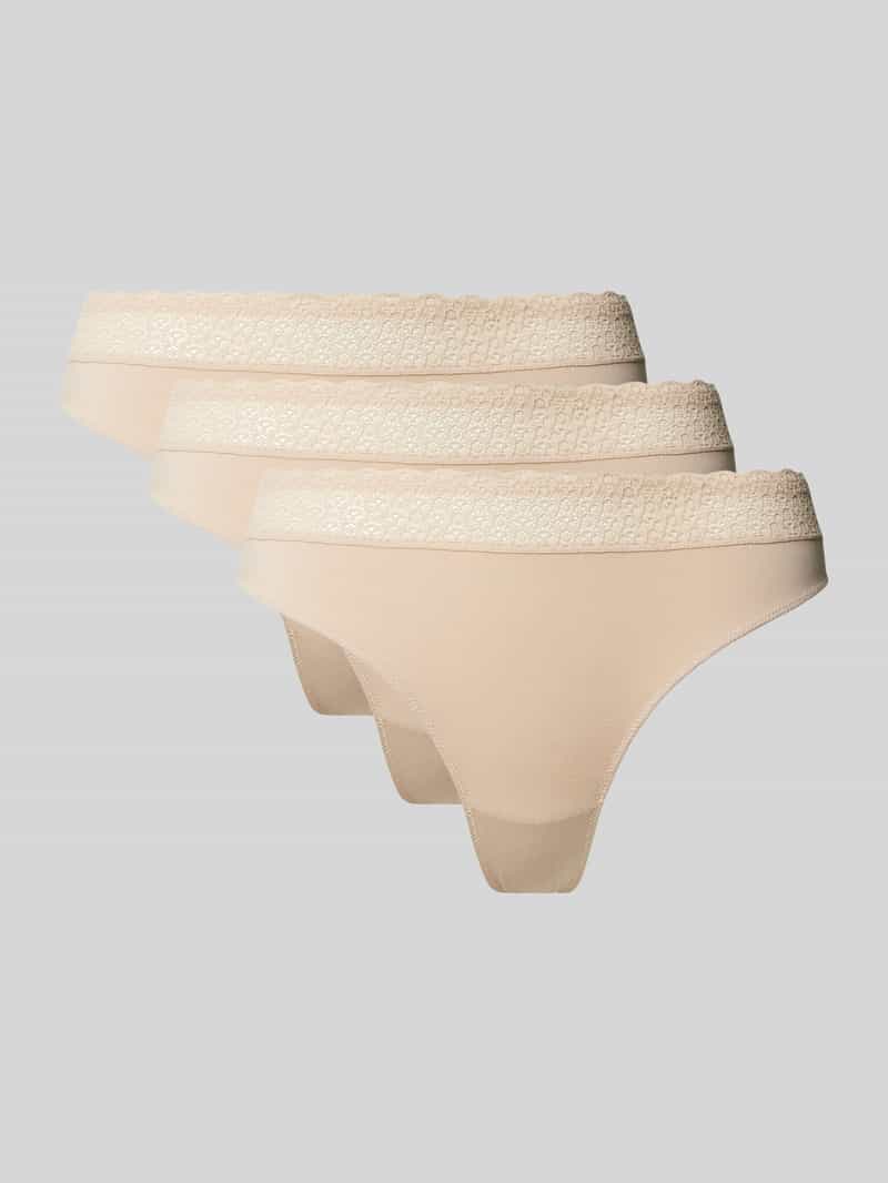 Stringi obszyte koronką