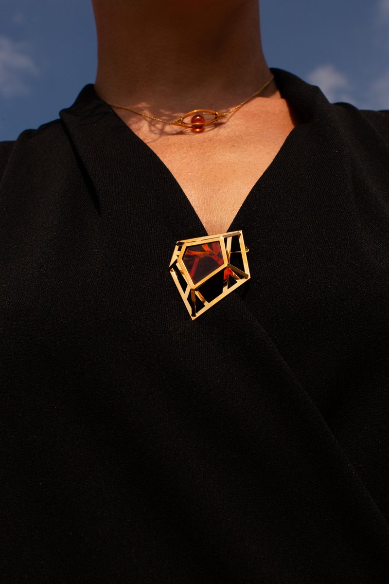 ankabizuteria.pl Broszka srebrna pozłacana z koniakowym bursztynem PO