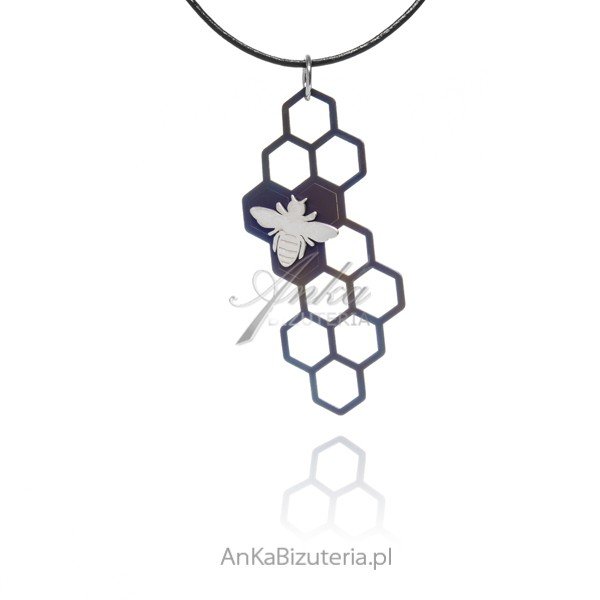 ankabizuteria.pl Zawieszka srebrna PSZCZOŁA NA PLASTRZE MIODU z tytan