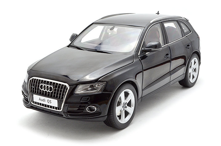 Kyosho Audi Q5 S-Line 2013 Phantom Black 1:18 09242Bk