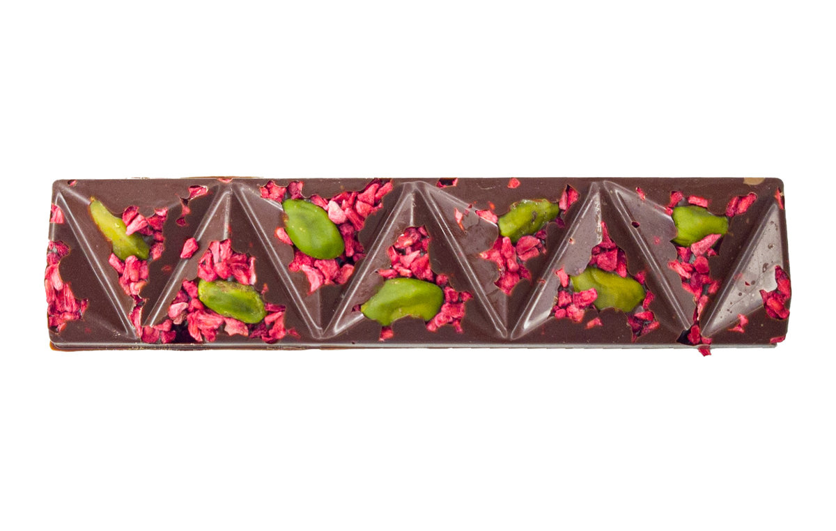 Baton z deserowej czekolady z malinami i pistacjami