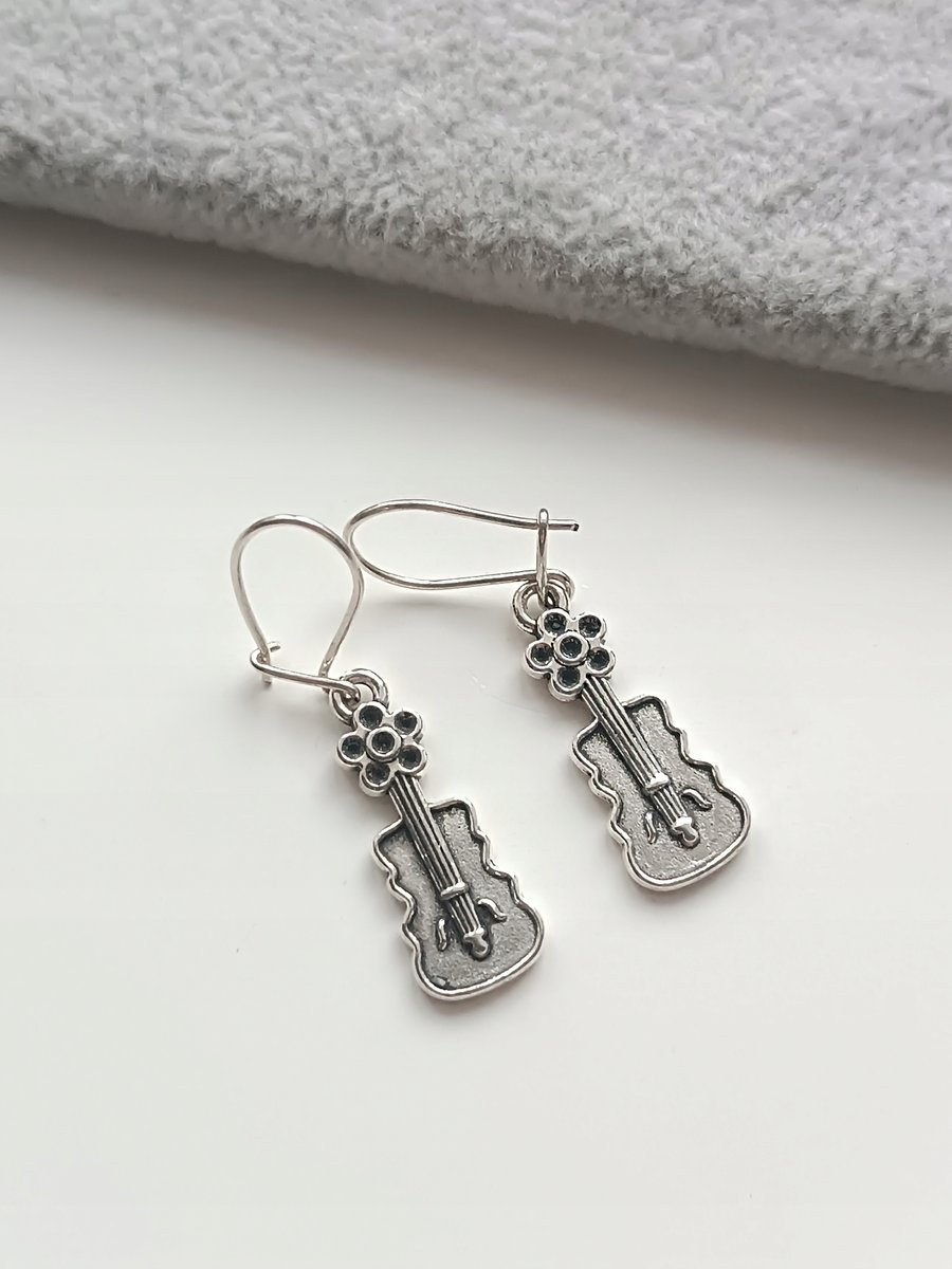 KRÓTKIE KOLCZYKI SKRZYPCE KWIATEK BEAGLE ZAMKNIĘTE SREBRO 925