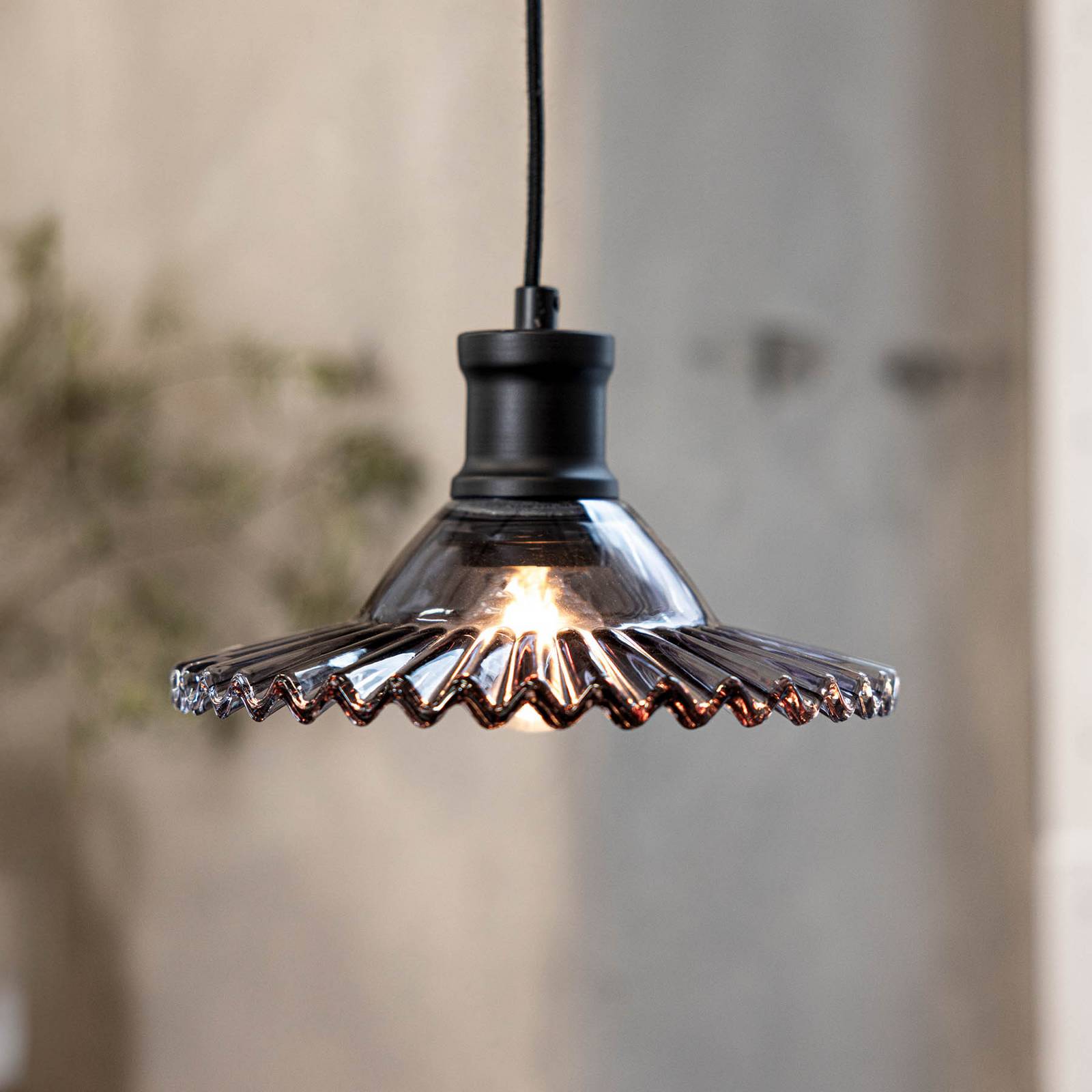 Markslöjd Lampa żyrandol Novia, czarne przydymione szkło 1-punktowa Ø 21,5 cm wtyczka