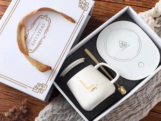 Elegancki Kubek Ceramiczny z Podgrzewaczem i Złotą Łyżeczką Wieczkiem Biały