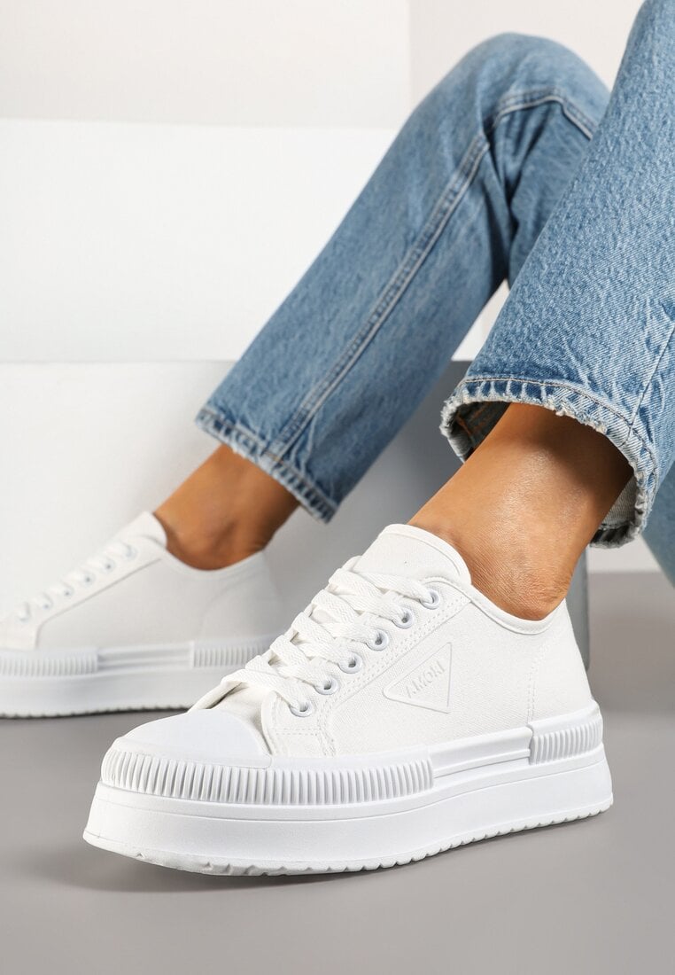 Białe Trampki na Platformie z Naszywką na Boku Alimiora