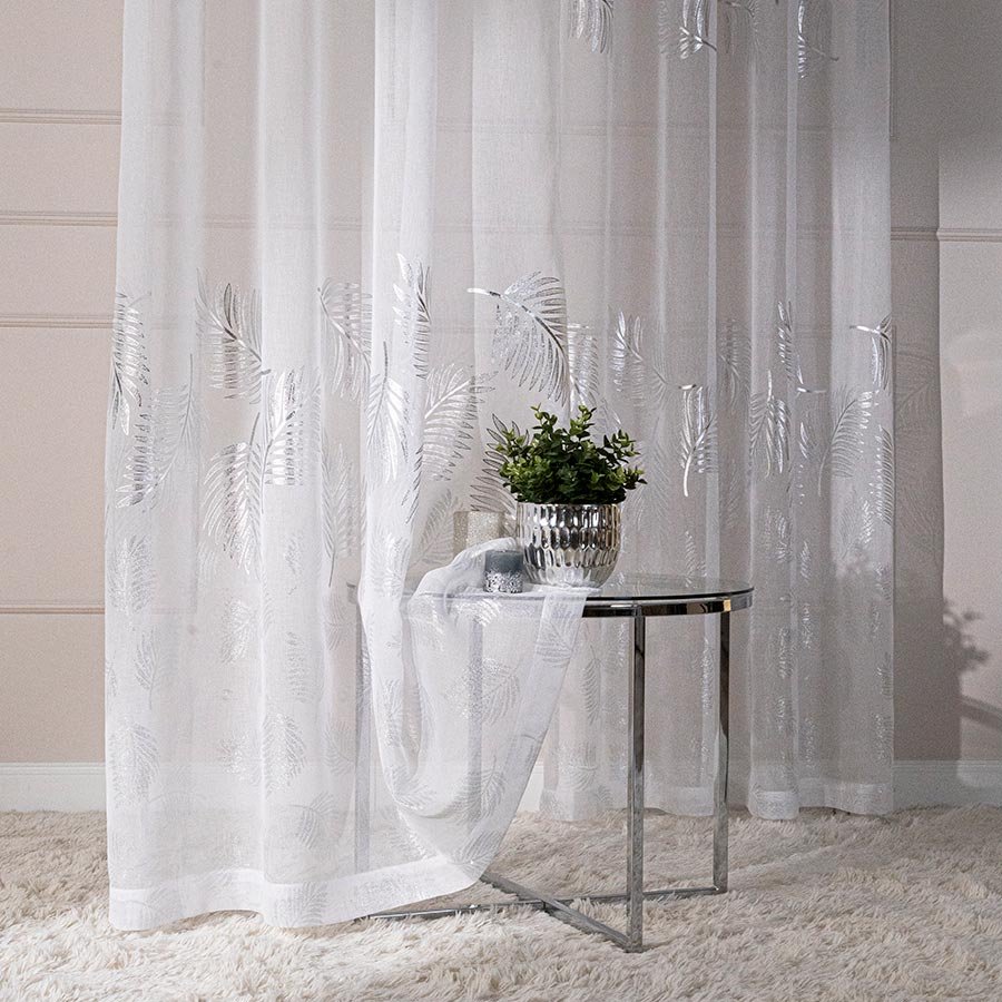 Firana gotowa na taśmie, kolor biały ze srebrnym zdobieniem, rozmiar 140x250 cm, Marietta