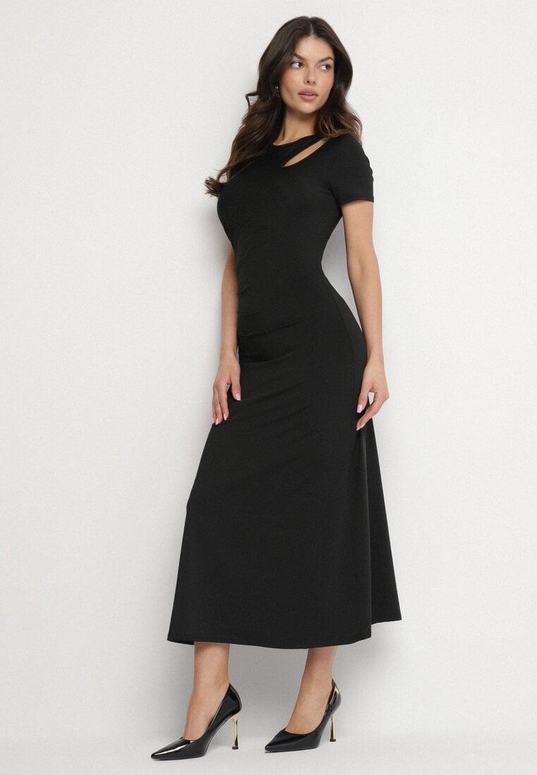 Czarna Sukienka o Dopasowanym Fasonie z Lekkimi Marszczeniami Aporea