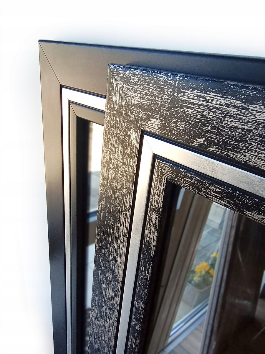 Lustro w czarnej drewnianej ramie ze srebrnym paskiem 140x60 p1