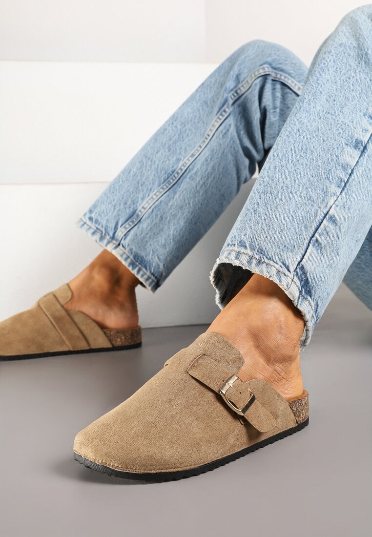 Ciemnobeżowe Klapki z Ozdobnym Paskiem i Klamrą Calevelis