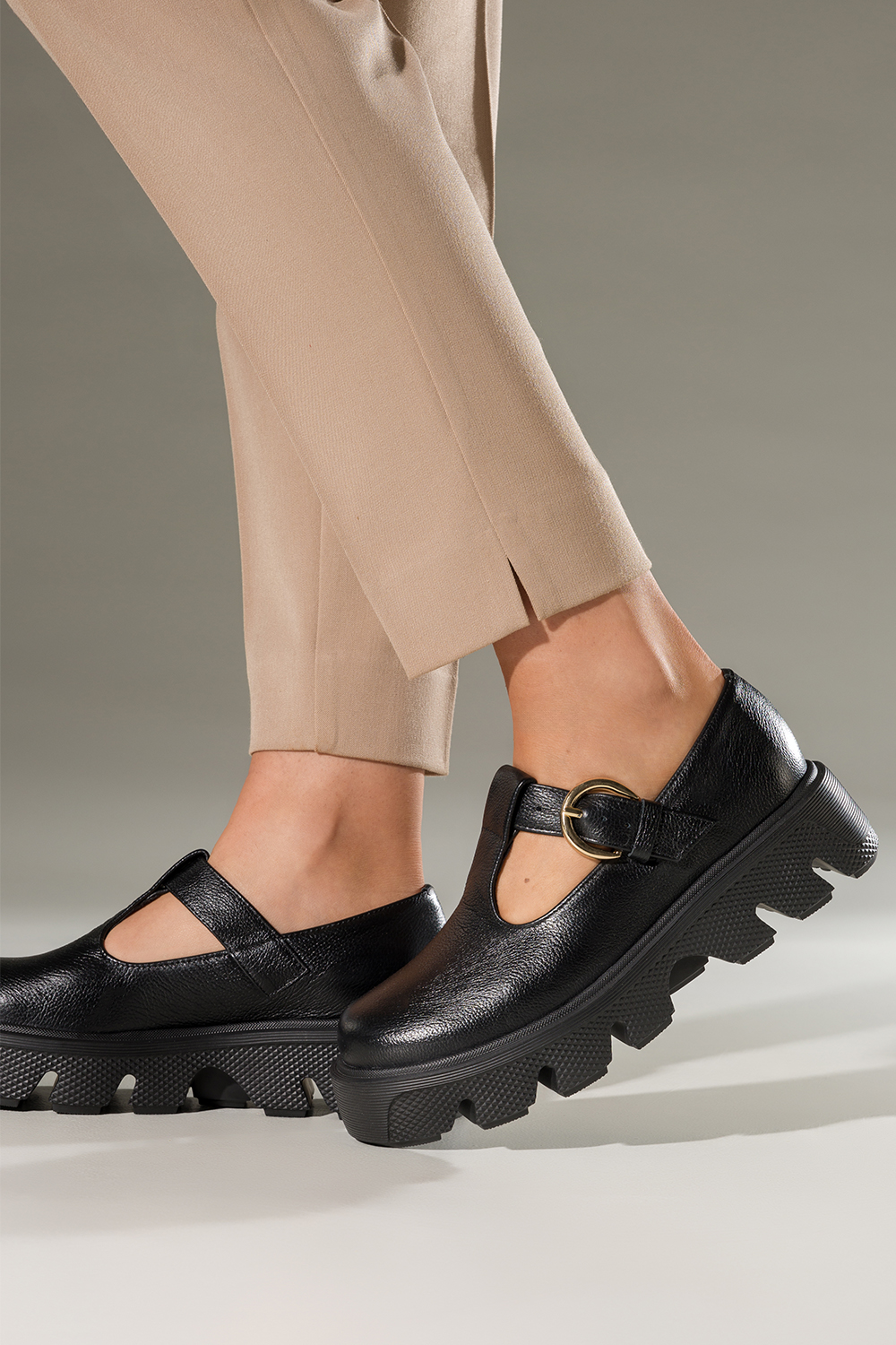 Czarne półbuty skórzane damskie na bieżnikowanej platformie PRODUKT POLSKI Casu 20183