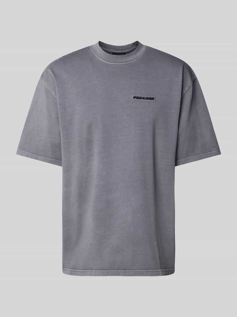 T-shirt o kroju oversized z wyhaftowanym logo