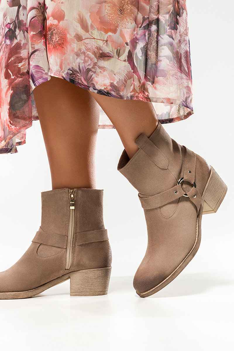 Beżowe botki skórzane damskie kowbojki na klocku z paskami i ozdobą PRODUKT POLSKI Casu 60477-41