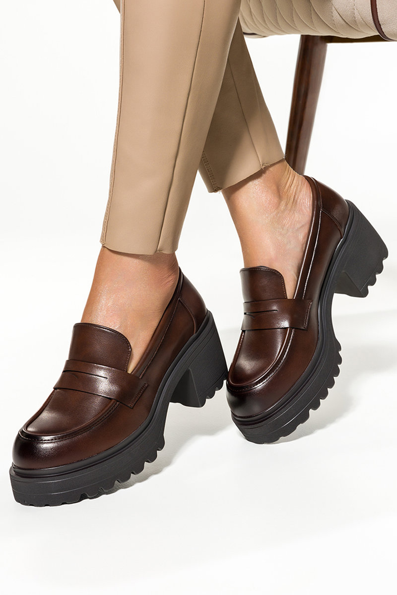 Brązowe mokasyny damskie na klocku z bieżnikowaną platformą Casu JW24X8-BR-NO-40