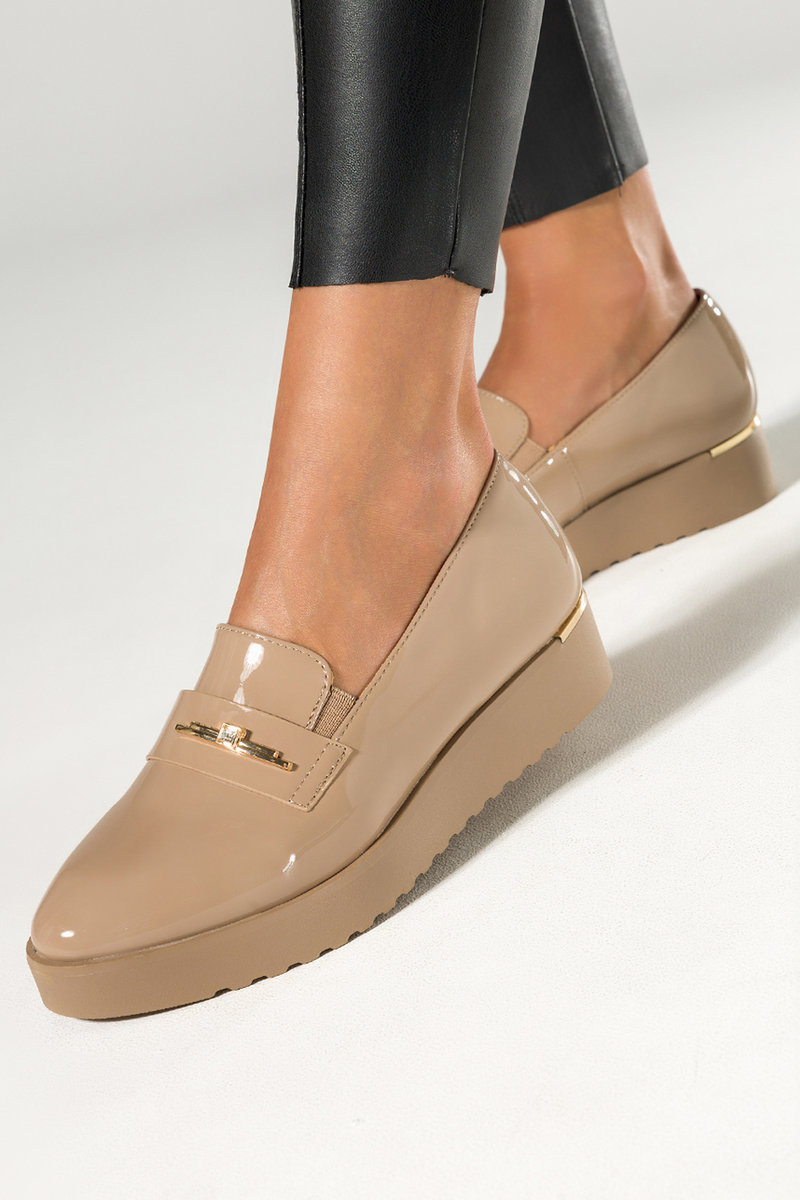 Beżowe półbuty damskie lakierowane slip on na platformie złota ozdoba z kryształkiem Casu MD7538-3-NO-38