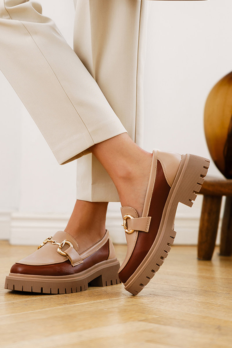Beżowe mokasyny damskie na bieżnikowanej platformie ze złotą sprzączką Casu G23X2-BE-NO-38