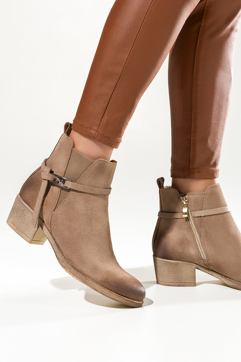 Beżowe botki skórzane damskie kowbojki na klocku z ozdobnym paskiem PRODUKT POLSKI Casu 60478-39