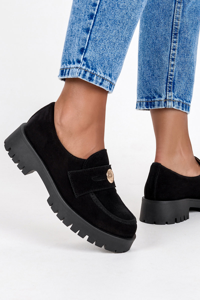 Czarne mokasyny skórzane damskie na platformie ze złotą ozdobą PRODUKT POLSKI Casu 20144-NO-37