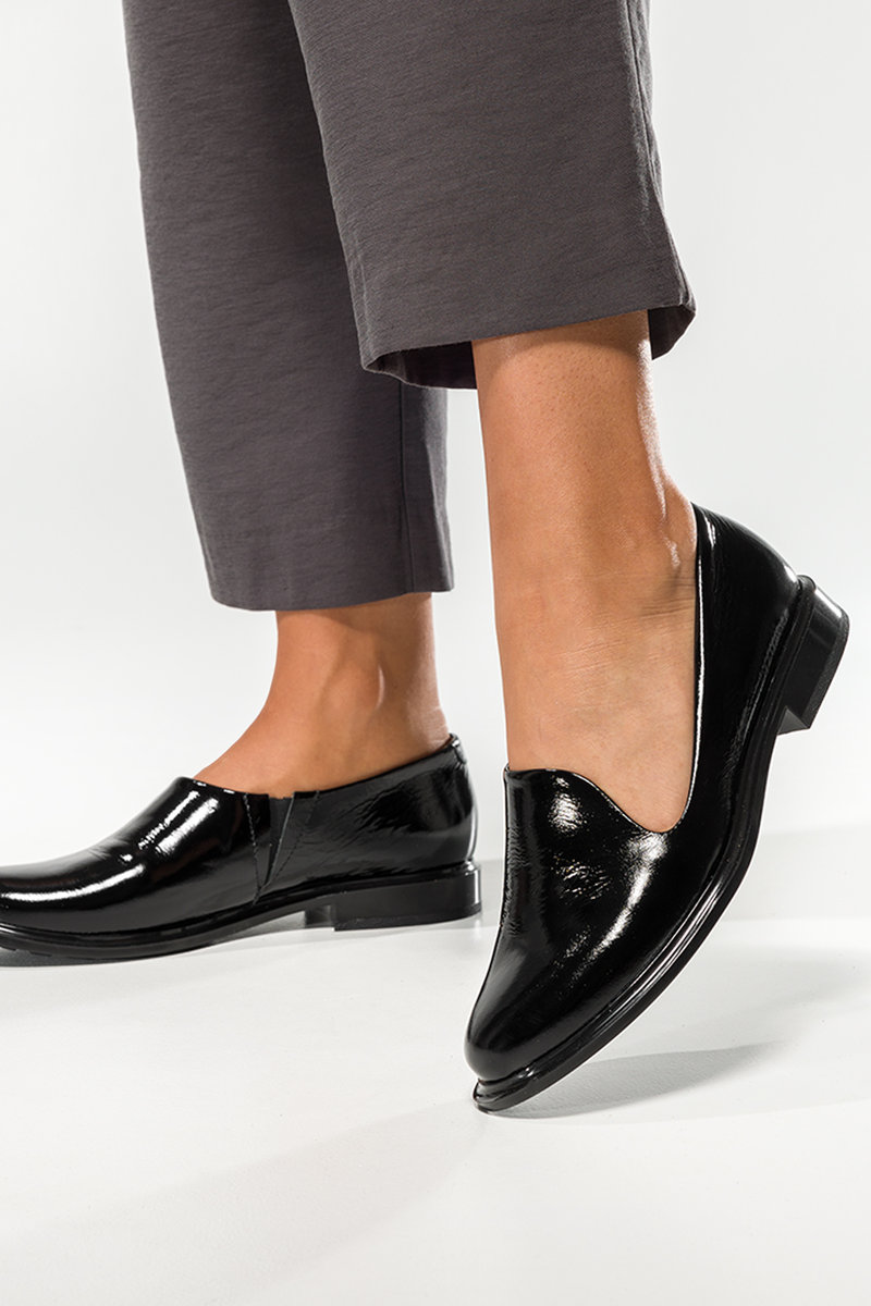 Czarne półbuty skórzane damskie lakierowane z wycięciami PRODUKT POLSKI Casu 1831-37