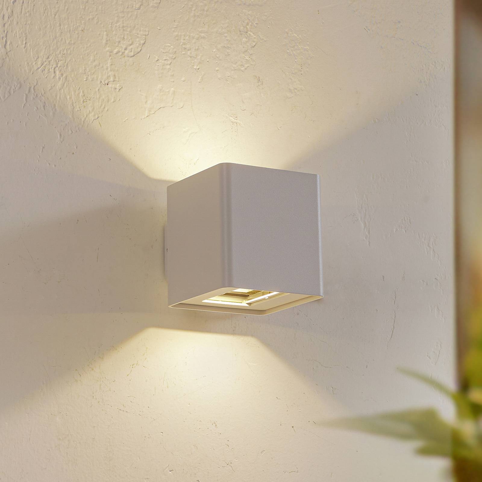 Lucande kinkiet zewnętrzny LED Aaron, biały, aluminium, góra/dół