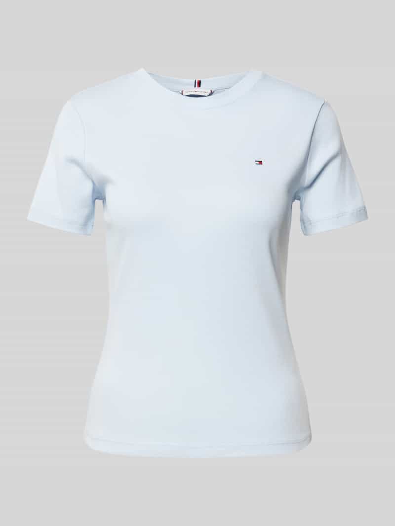 T-shirt o kroju slim fit z detalem z logo