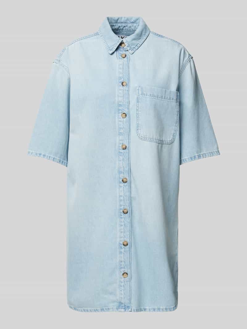 Sukienka jeansowa z kieszenią na piersi