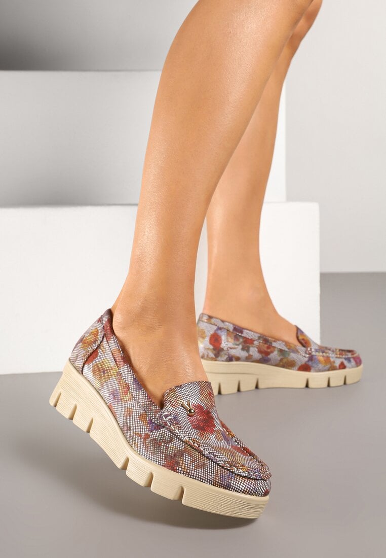 Brązowe Półbuty na Koturnie ze Skórzaną Wkładką i Metalicznym Połyskiem Sesilorena