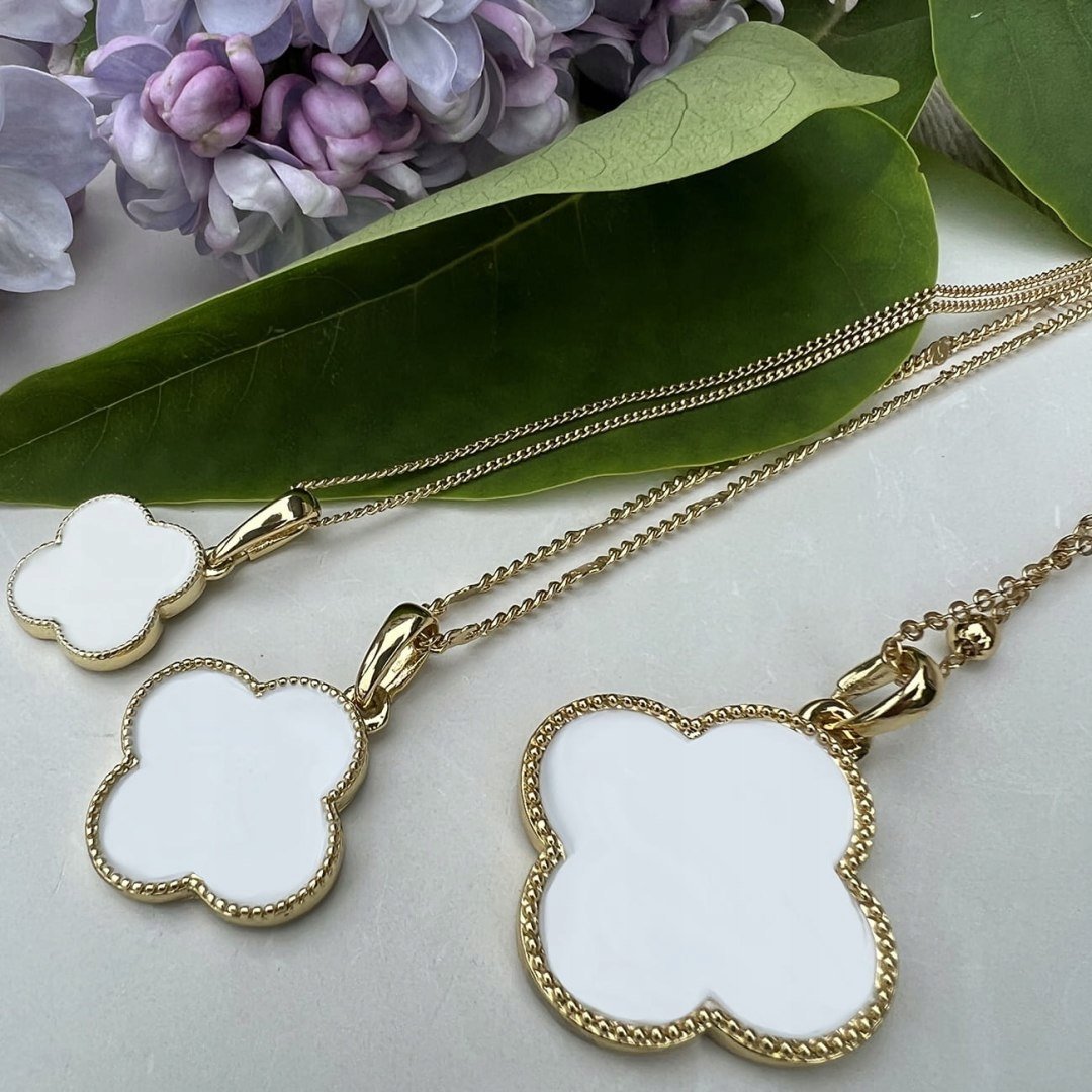 ZESTAW NASZYJNIKÓW BIAŁE KONICZYNKI Z KOLEKCJI SUMMER FLOWERS (C22/LAT/93AU