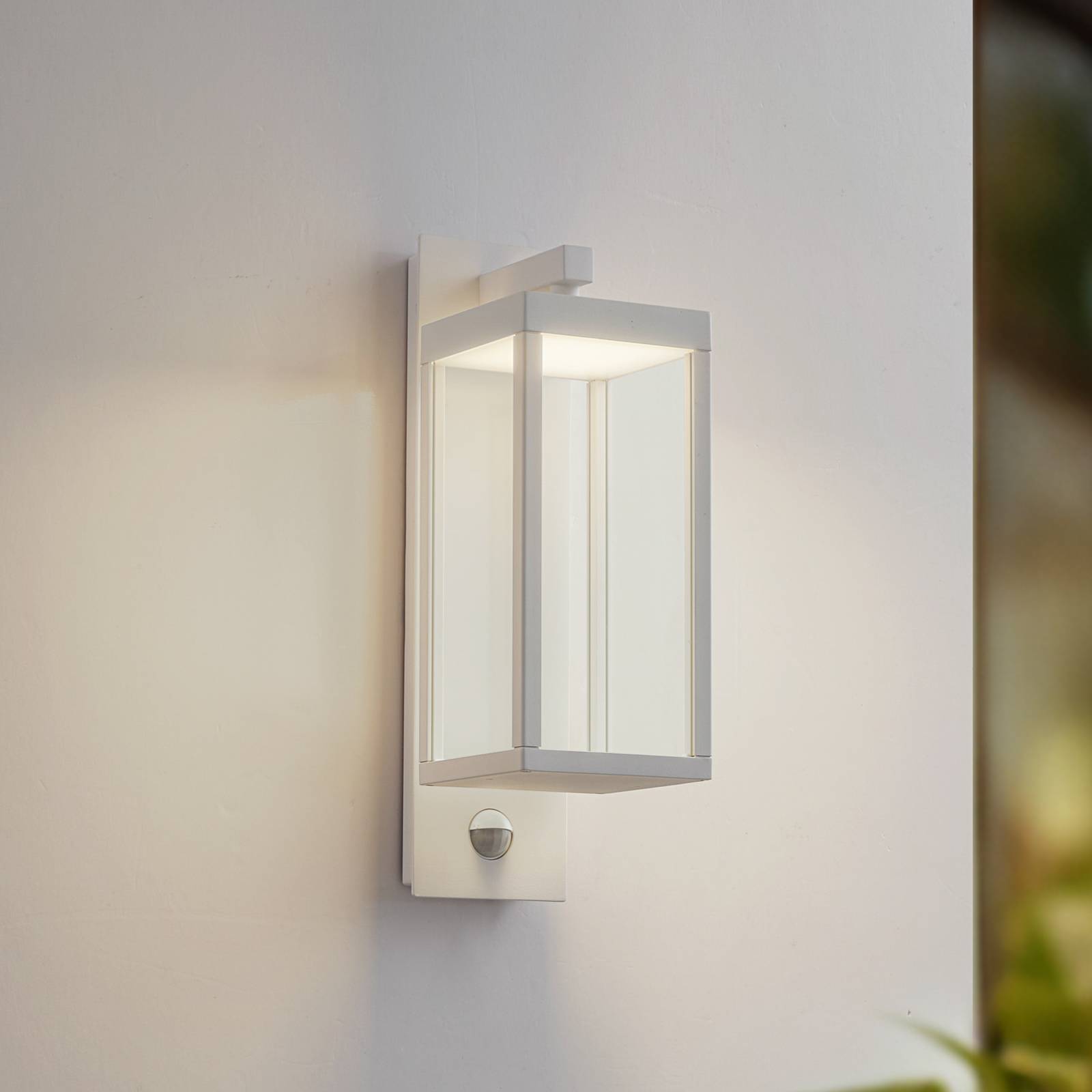Lucande kinkiet zewnętrzny LED Ferdinand, biały, czujnik, 38 cm