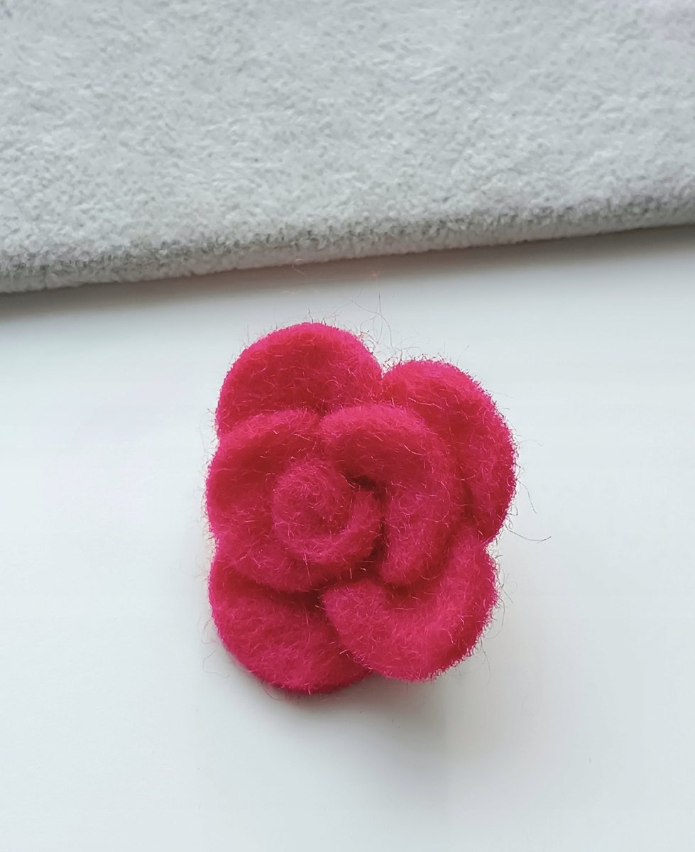 broszka filcowa pojedyncza róża kwiat malinowy nasycony róż magenta filc