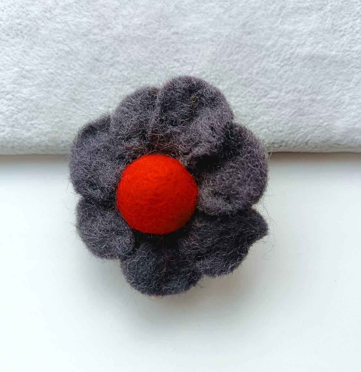 broszka pojedynczy kwiat kwiatek szary z czerwonym środkiem filcowy 6 x 7cm
