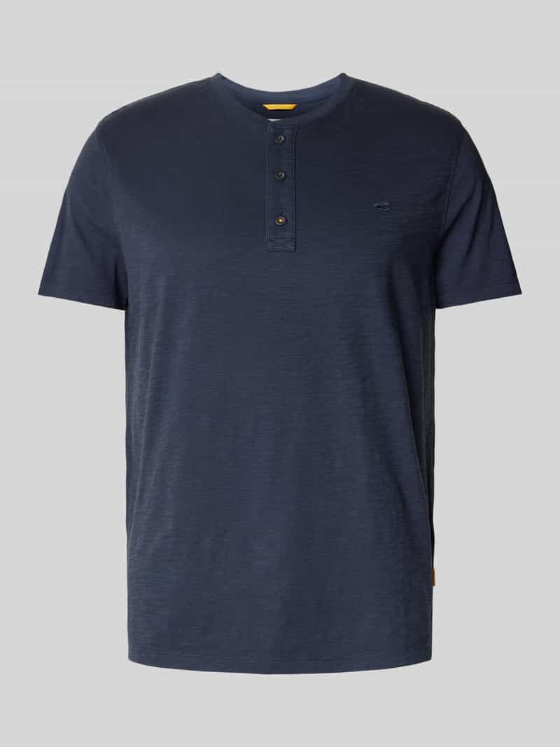 T-shirt z dekoltem serafino