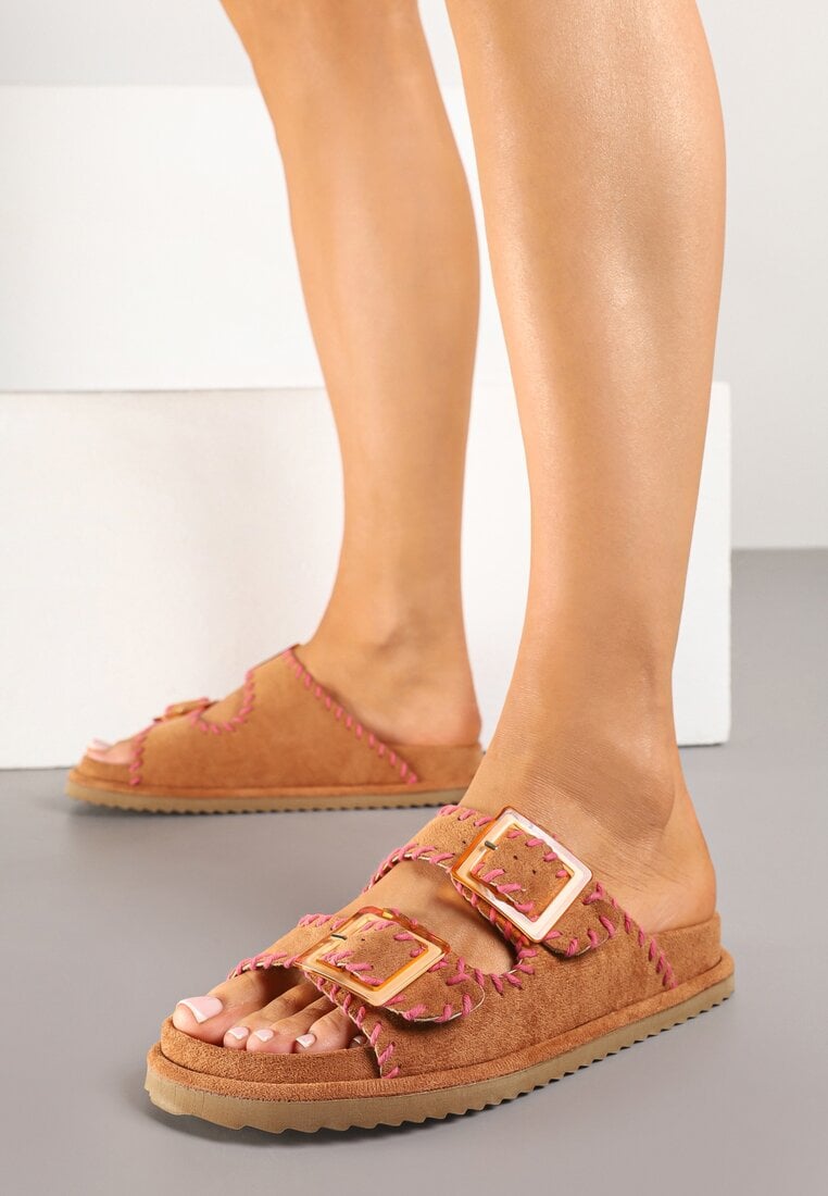 Jasnobrązowe Klapki z Imitacji Zamszu z Paskami z Klamrami Zdobionymi Przeszyciami Nalisha