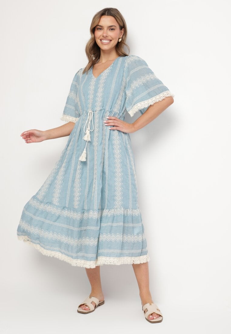 Jasnoniebieska Bawełniana Sukienka Boho o Rozkloszowanym Kroju z Wiązaniem i Haftem Korithira