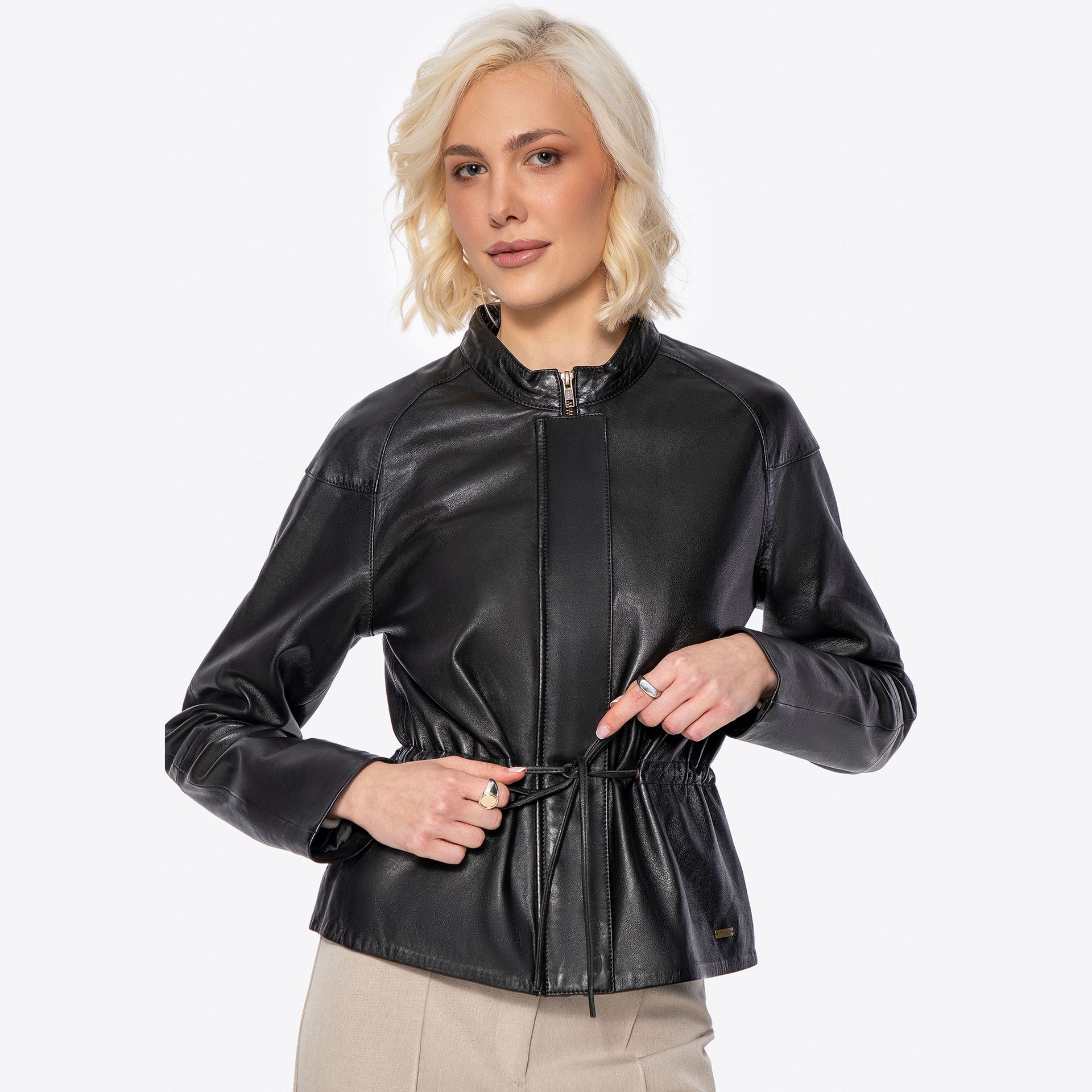 Damska kurtka skórzana z paskiem w talii czarna