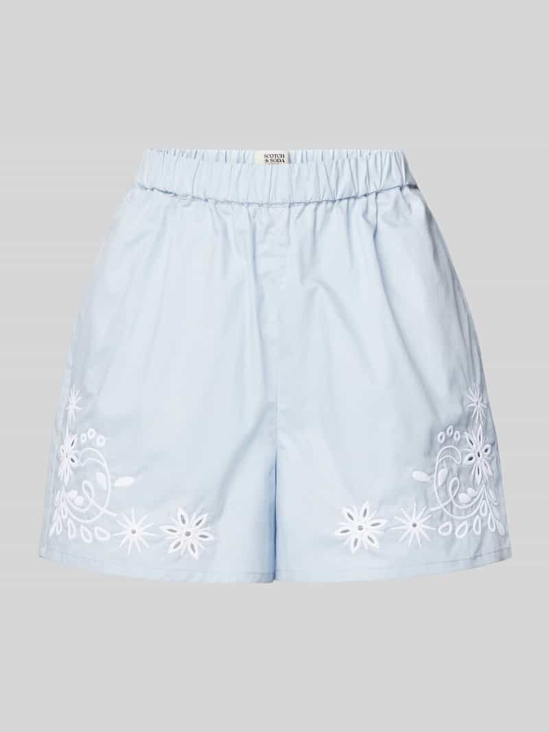 Szorty o kroju relaxed fit z haftem angielskim