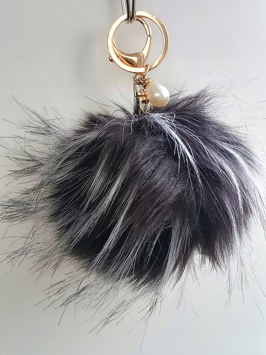 Duży Brelok Futro Pompon Czarny Białe Pasma I Perła Do Kluczy Złote Kółko