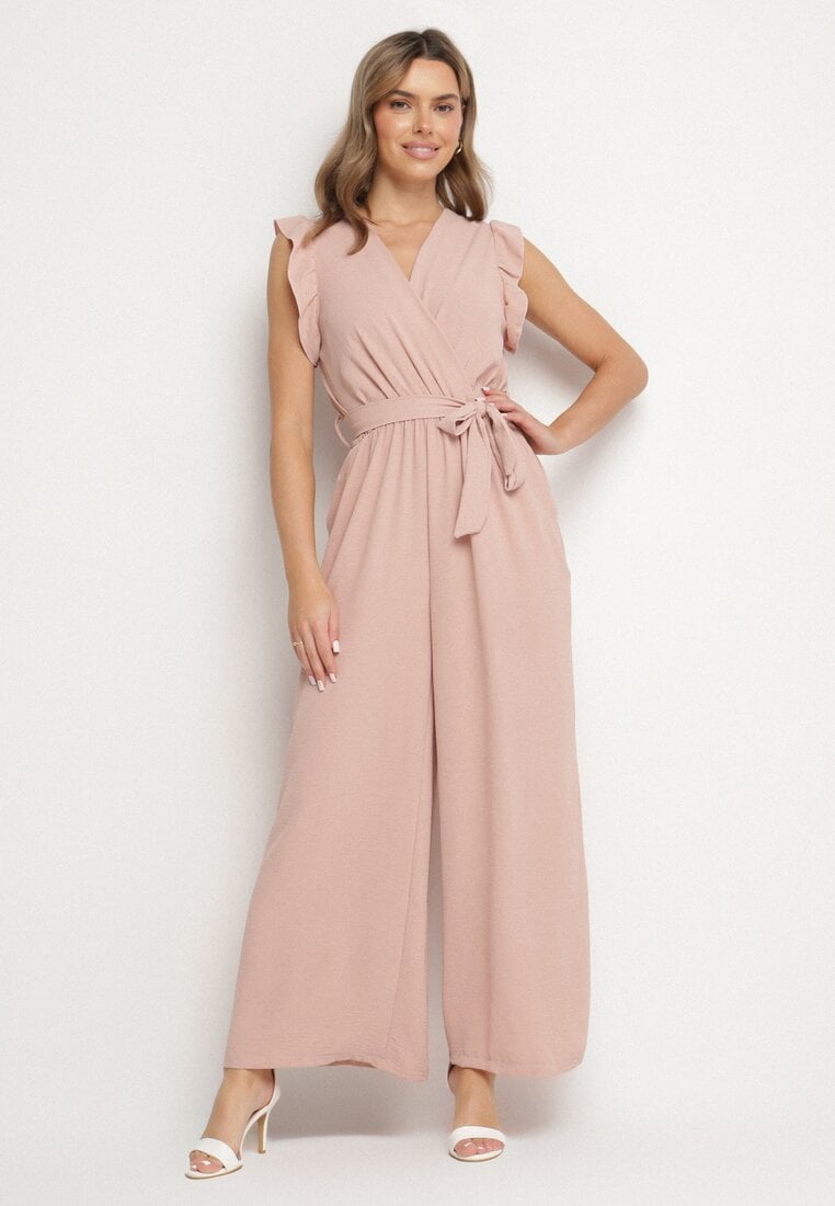 Jasnoróżowy Taliowany Kombinezon Koktajlowy z Paskiem w Talii i Falbanami przy Ramionach Vimarine